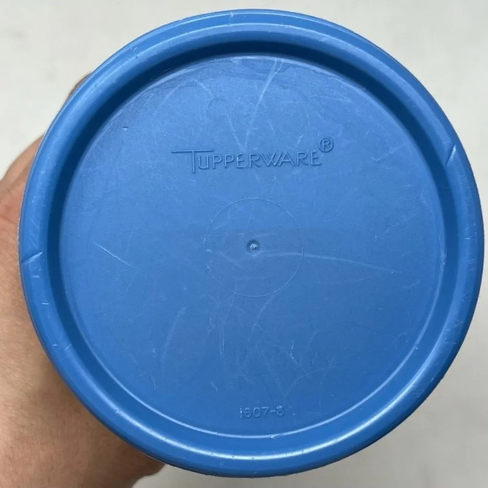 Tupperware Spaghetti 1661 with Blue Lid and Insert 4‎ 3/4 Cups Made in USA